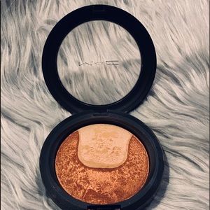 MAC- *LIMITED EDITION* “Perfectly Poised”